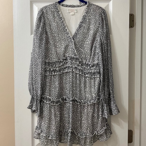 Loveriche v-neck black white tunic, medium - Picture 1 of 3